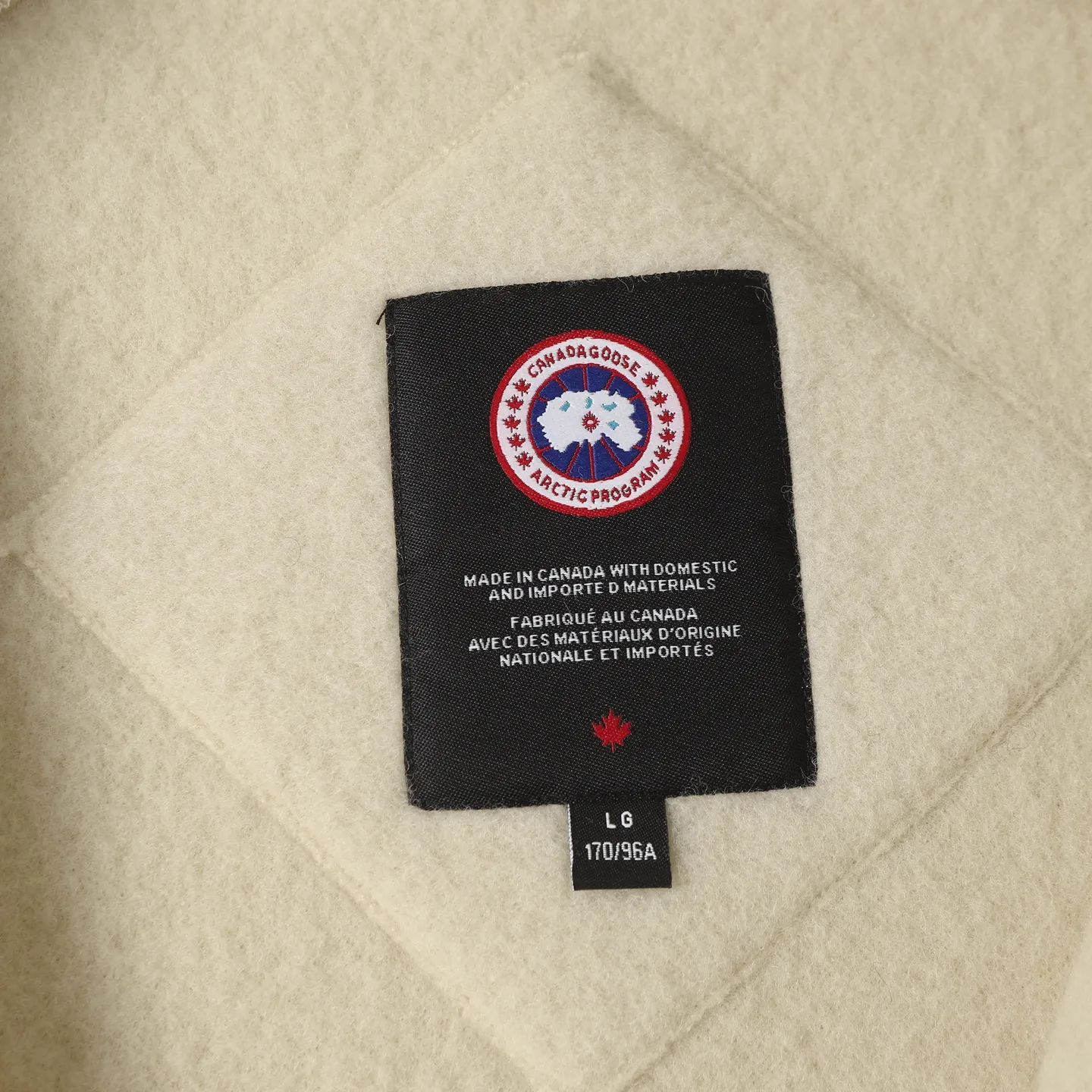 P620 Canada Goose/ Chilliwa series cashmere bomber jacket, exclusive customized wool fabric, containing 60% wool content! Super lightweight, soft and warm! The high-tech breathable space cotton liner makes the entire shape very stiff and soft, comfortable and lightweight at the same time. Breathable, soft, non-stuffy, lightweight, stylish, and non-deformable. The iconic double-stripe reflective strips are designed on the back of the collar and splicing. No detail is missed. The front placket allows you to easily cope with seasonal changes and calmly resist bad weather. High-density badges. All threaded accessories are customized. Loose fit and adjustable drawstring. Not bloated at all. Quite fashionable. It can be said to be a very unique design. This year's must-have style is for men and women. Size: S-L
